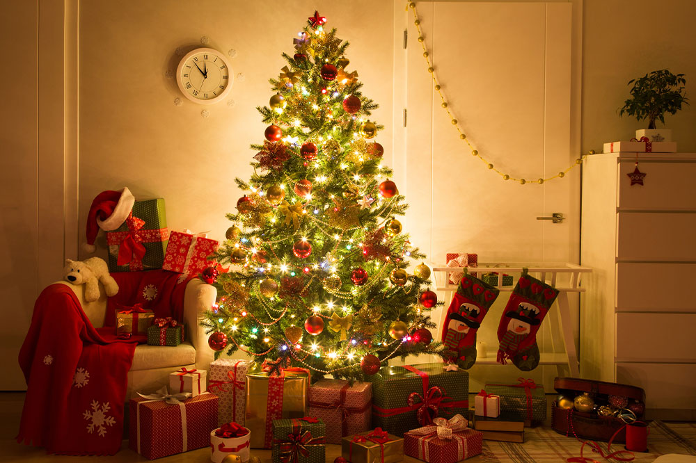 11 Spectacular Artificial Christmas Trees that Give a Natural Look