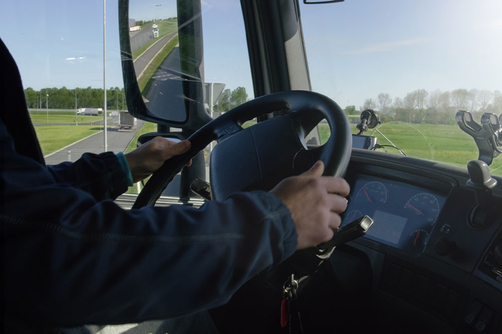 How to Land the Best Truck Driving Job Without Paying for CDL Training